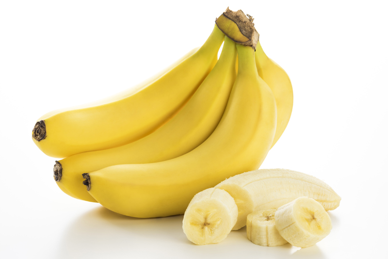 バナナの房と剥いたバナナ
