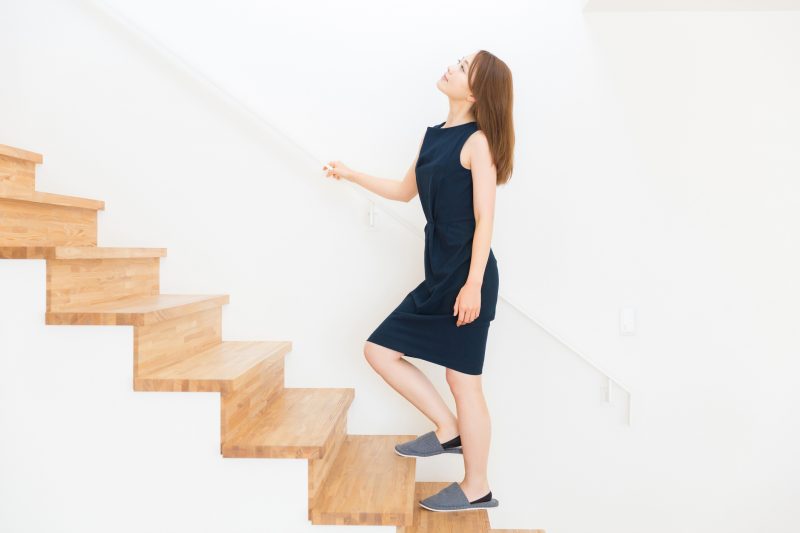 階段を登る女性