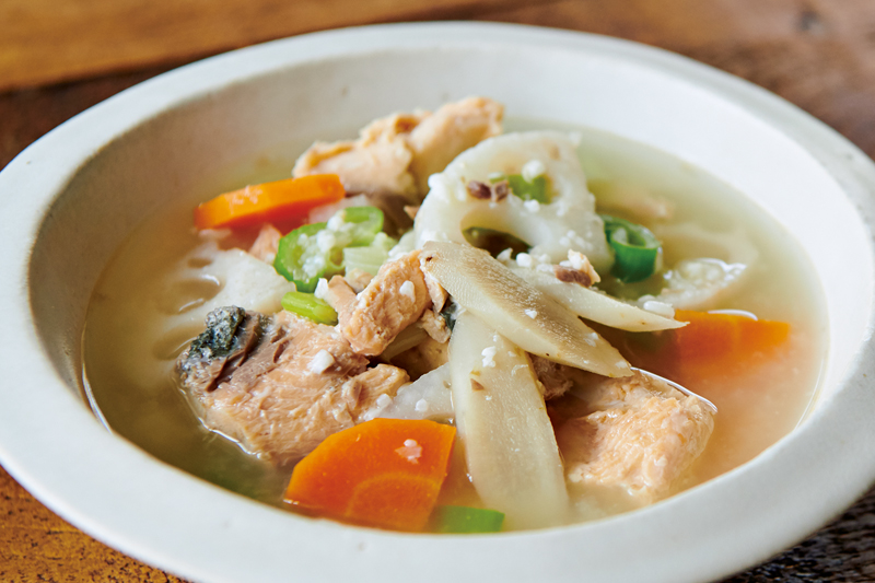 鮭缶と根菜の塩麴スープ