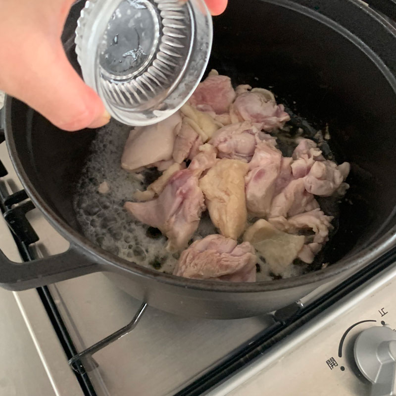 フライパンで炒める鶏肉