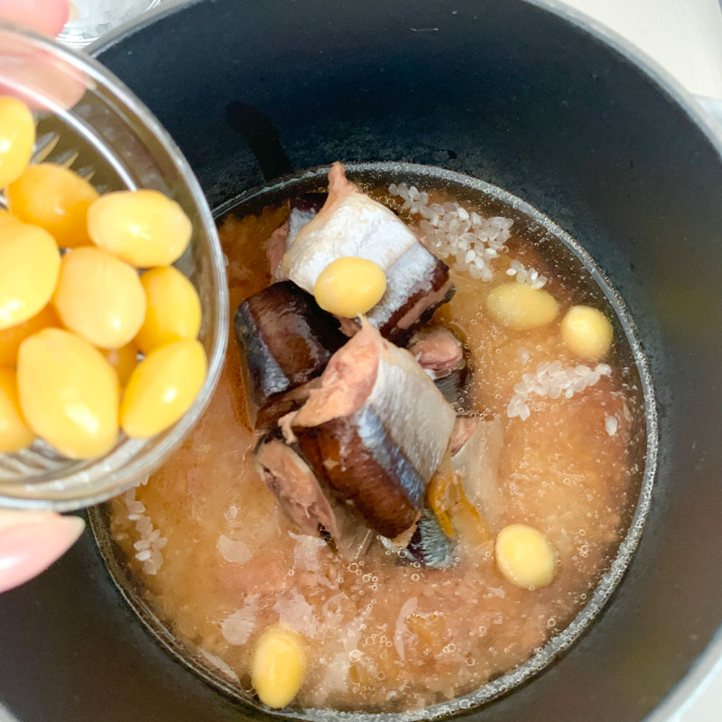 さんまと春菊の炊き込みご飯を作っているところ。銀杏を鍋に入れている