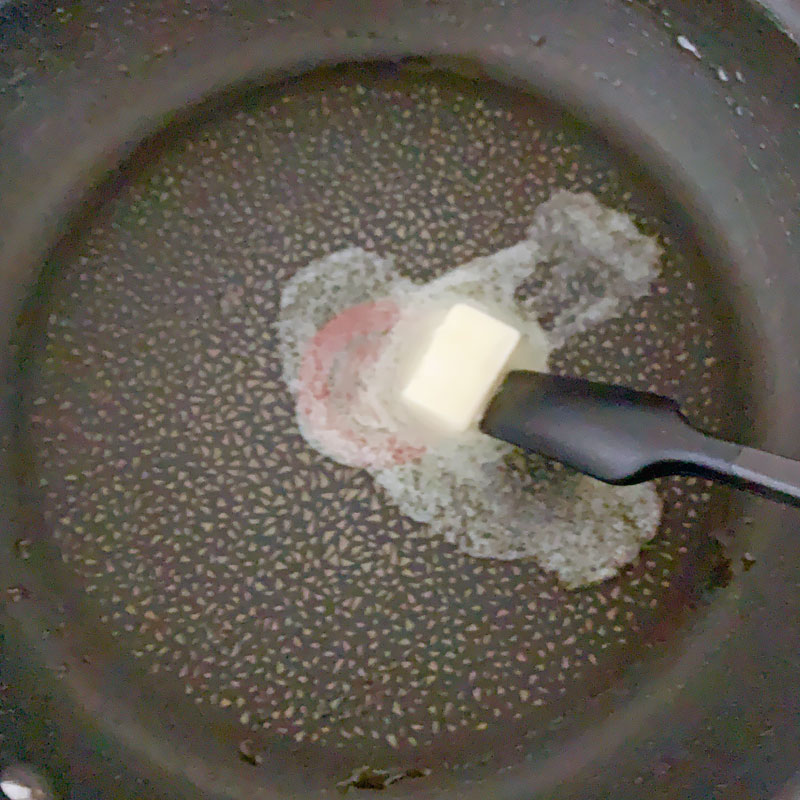 フライパンにバターを溶かしている