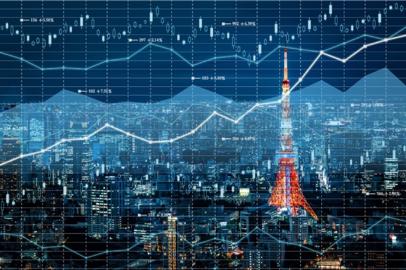東京タワーが見える夜景にお金のイメージが描かれている
