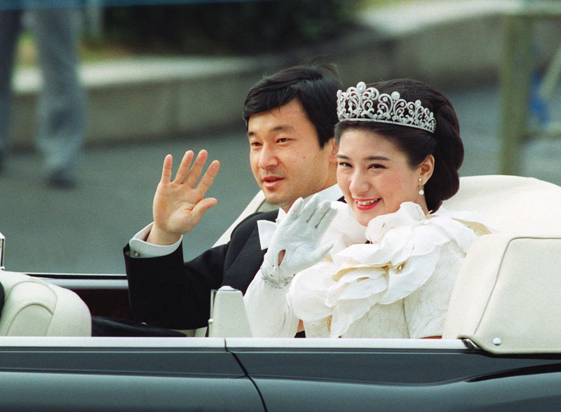 天皇陛下と皇后陛下がご成婚時にオープンカーにのって沿道に手を振っていらっしゃる