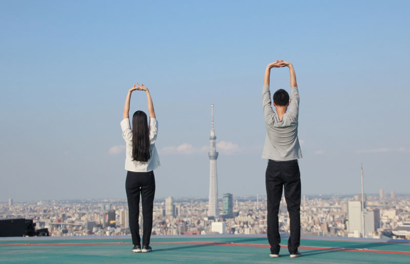 日本旅館「星のや東京」の地上160ｍのビルの屋上で実施する「天空深呼吸」