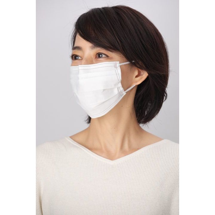 ―こだわり素材―日本製のマスクを女性が着けている