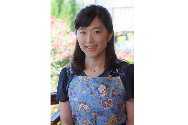 花柄のエプロンを着た料理研究家の青木敦子さん