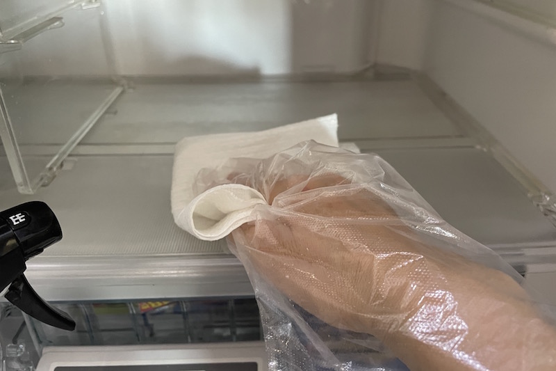 スコッティファイン 洗って使える ペーパータオル 61カット １ロールで冷蔵庫内を掃除している手元