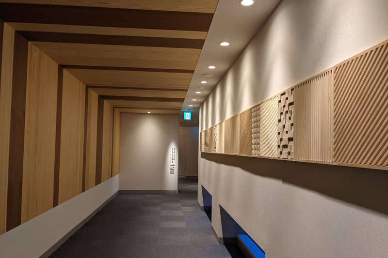 本館から「にしかわ館」へと通じる廊下は、木のデザインパネルが目をひきます