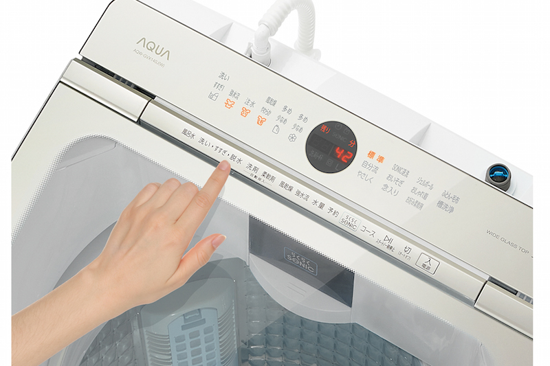 アクア　全自動洗濯機『Prette AQW-GVX140J』の脱水ボタンをおそうとしている手元