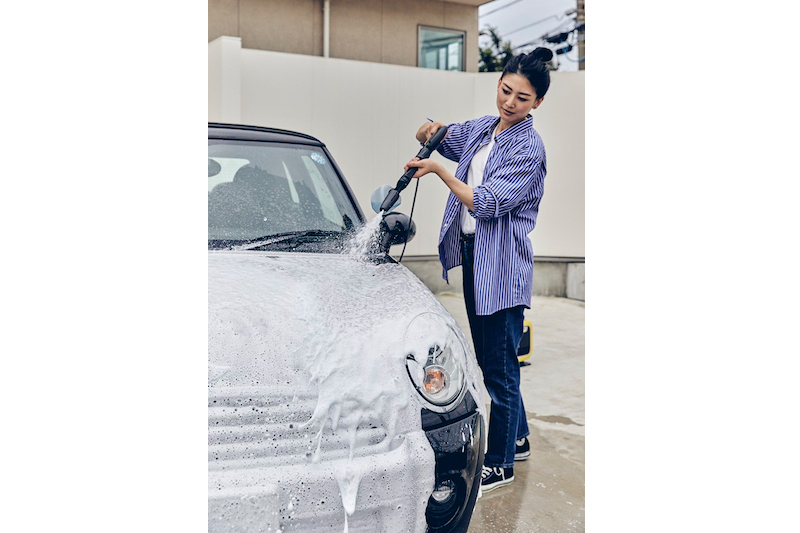 ケルヒャー『K MINI』で女性が洗車している