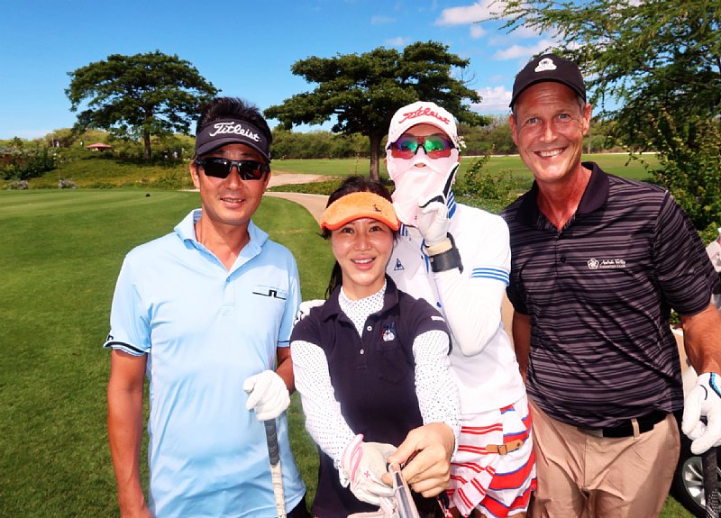ハワイで知人たちとゴルフをする鈴木稚子さん