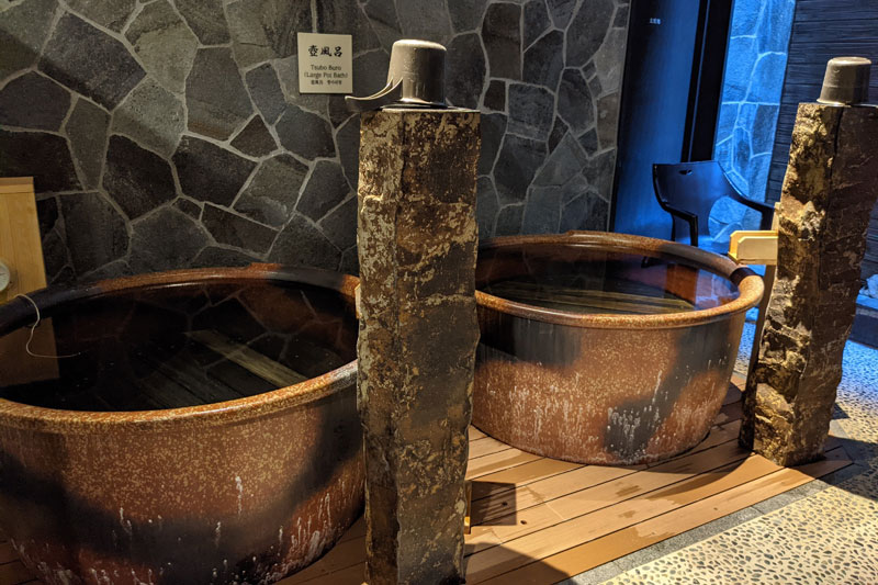 野乃 浅草「凌雲の湯」。天井が開いていて外気浴ができるスペースには、壺湯もあります