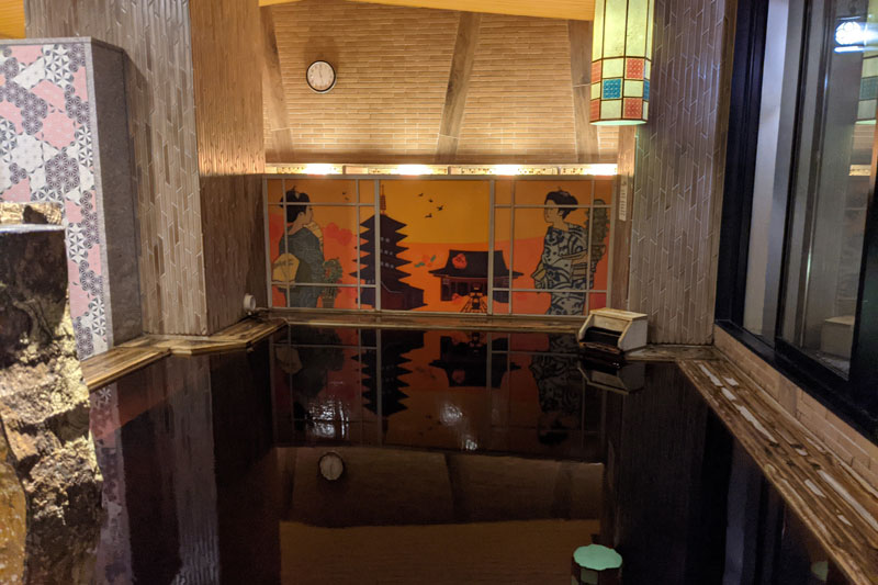 野乃 浅草「凌雲の湯」。内湯では浅草の街並みを描いた絵画を眺めながら黒湯でゆったり寛げます