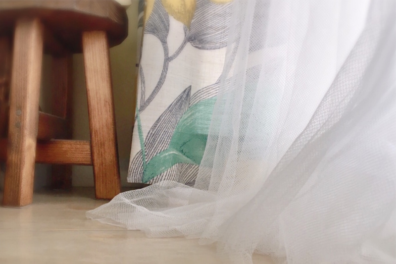 イケアのネットカーテン「リル」の裾部分。奥にはメインカーテンと椅子がある
