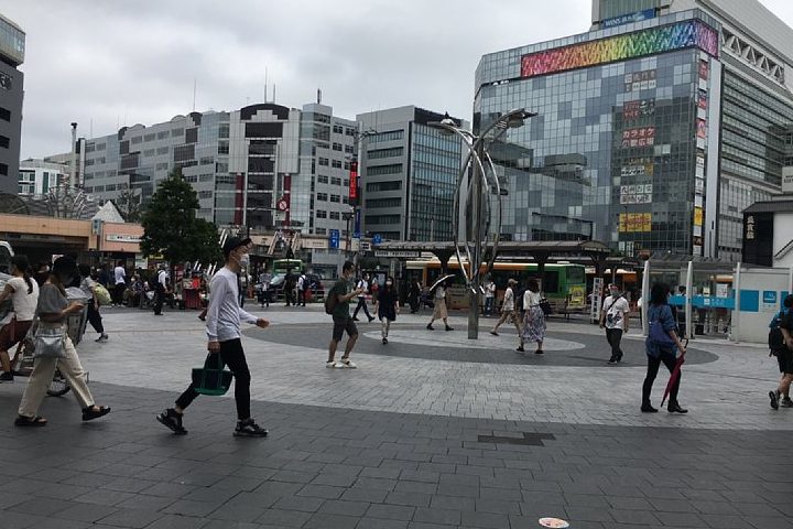 錦糸町の駅前を歩く人たち