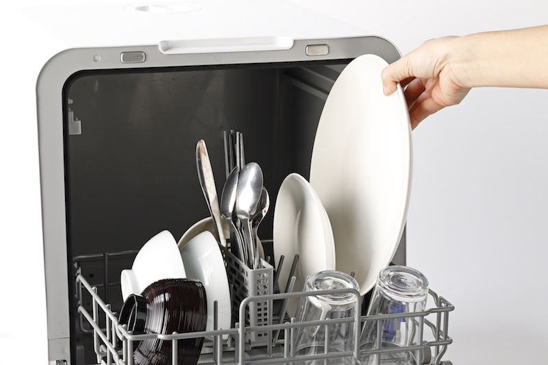 シロカ『食器洗い乾燥機　UV除菌タイプ』に白の直径２７cmほどのお皿を入れようとしている