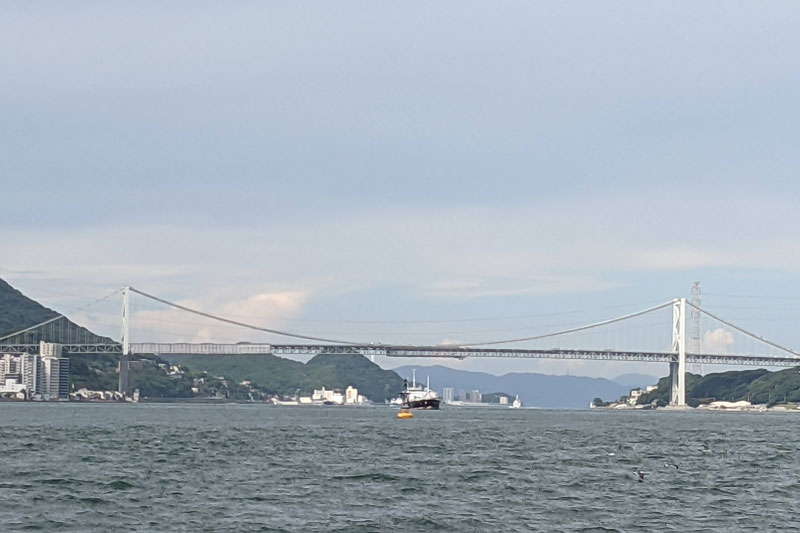 対岸の門司港までは、関門橋を見ながら連絡船で5分。ちなみに関門海峡は地下トンネルを歩いて渡ることもできます