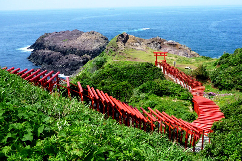 海に赤い鳥居が印象的な元乃隅神社
