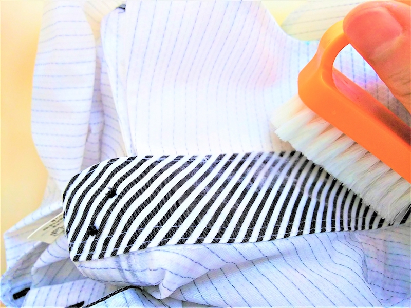 プレウォッシュ液と洗濯ブラシの簡単ケアでシャツをきれいに保つ（Ph／Photo AC）