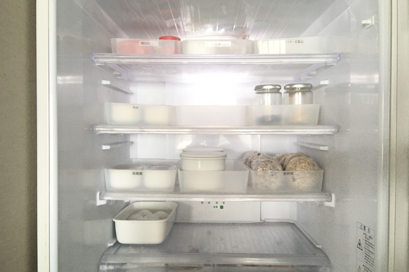 冷蔵庫の中に無印良品のポリプロピレンの整理ボックスが入っていて調味料やジャムなどカテゴリ分けされて入れられている