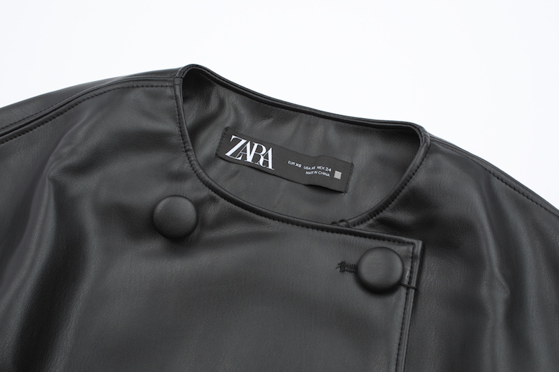 ZARAの黒のフェイクレザージャケットの首元