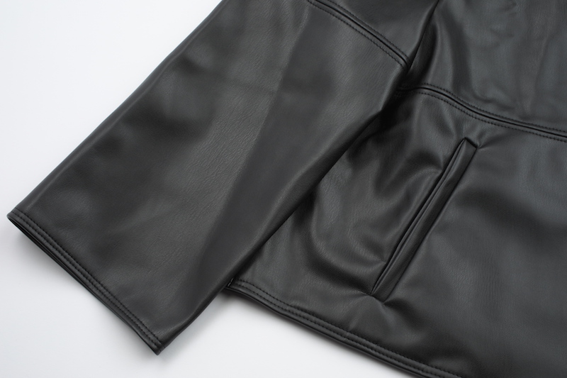 ZARAの黒のフェイクレザージャケットの袖