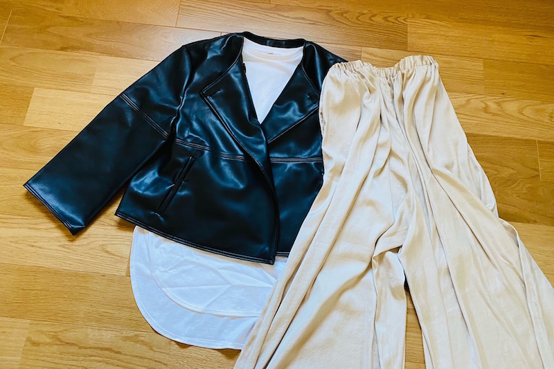 ZARAの黒のフェイクレザージャケットと白のロングTシャツとベージュのワイドパンツ
