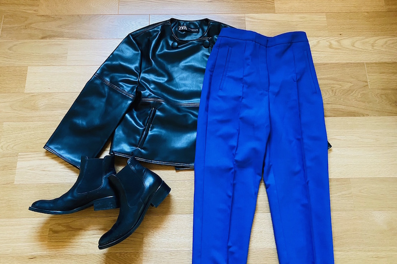 ZARAの黒のフェイクレザージャケットとブルーのカラーパンツと黒のサイドコアブーツ