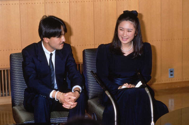 婚約内定会見に臨まれる秋篠宮殿下と紀子さま紺色のスーツにワンピースで