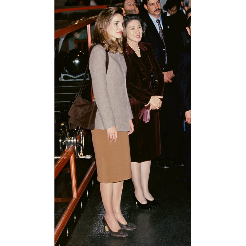 1999年12月にヨルダンのラニア王妃が来日した際に襟元やポケットに異素材のデザインが施されたツーピースをお召になった雅子さま