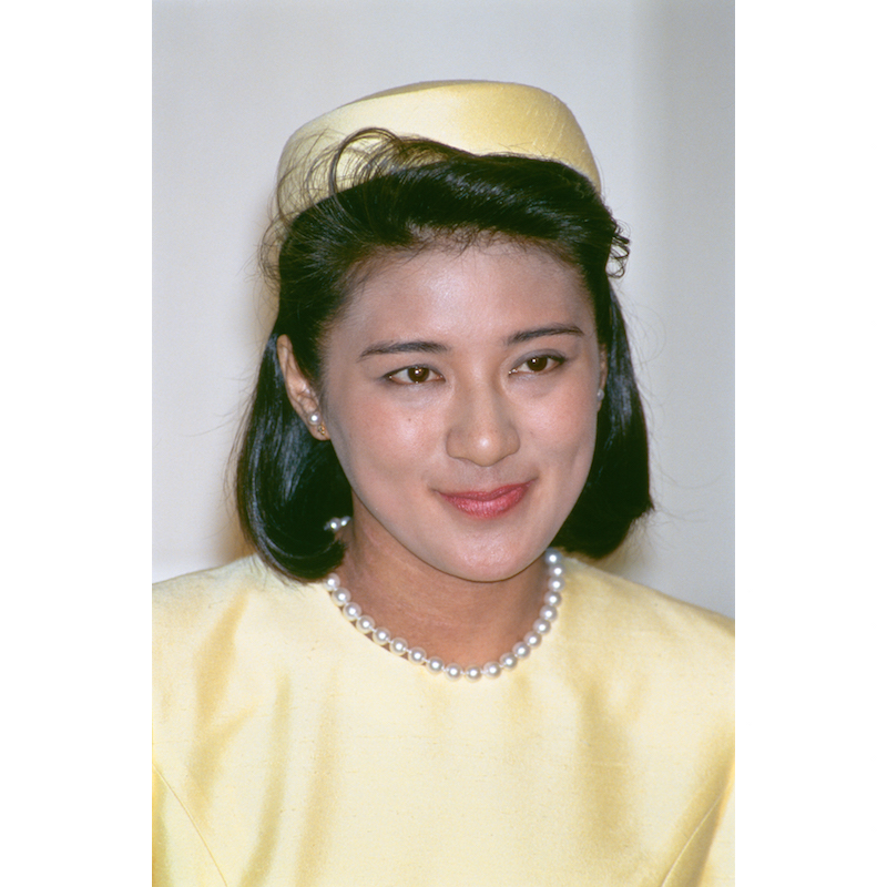 1993年1月19日、東宮仮御所で行われた天皇皇后両陛下の婚約会見での雅子さまレモンイエローの帽子にワンピース
