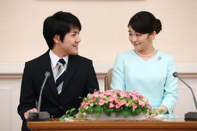 東京・赤坂東邸にて婚約内定の記者会見で微笑み合う小室圭さんと眞子さん