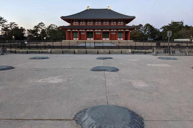 興福寺中金堂。極彩色に彩られた本来の姿を見学できる