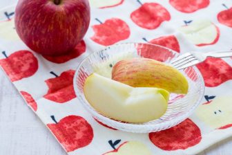 切ったりんごの変色を防ぐ方法｜プロが断言「塩水じゃなくてもレモン水や砂糖水でOK」