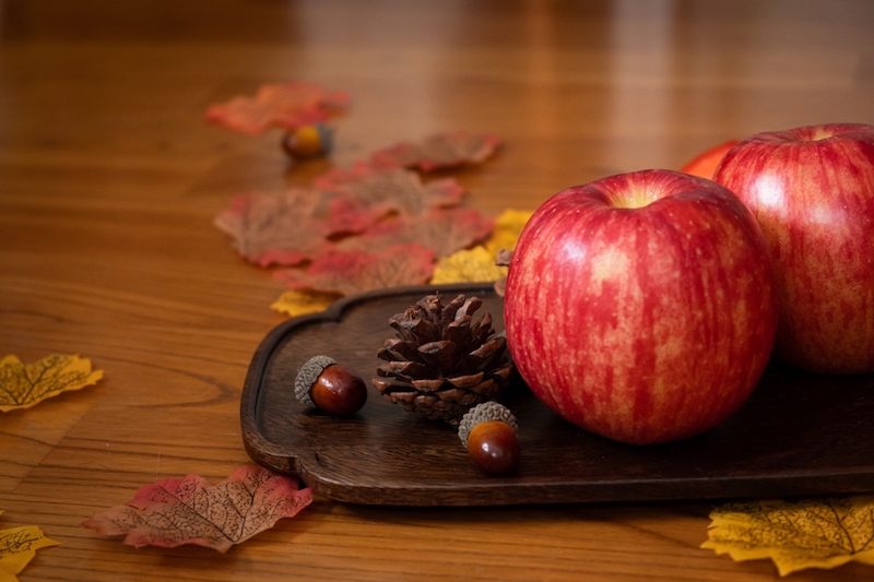 秋の小物とりんご
