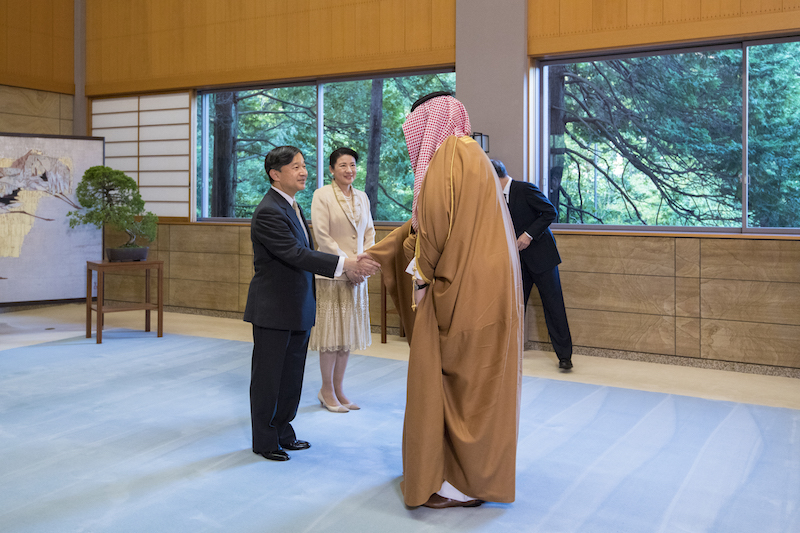 2019年10月、お住まいの赤坂御所で、「即位礼正殿の儀」に出席した外国王族をもてなす「茶会」にてサウジアラビア国の王族と挨拶される天皇皇后両陛下