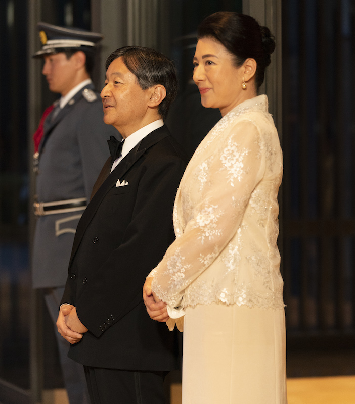 笑顔で迎えられる天皇皇后両陛下（2019年5月27日、Ph／JMPA）