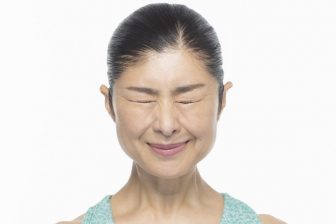 スマホやPC作業の合間に！　疲れ目を解消する「10秒顔筋トレ」を表情筋研究家が指南