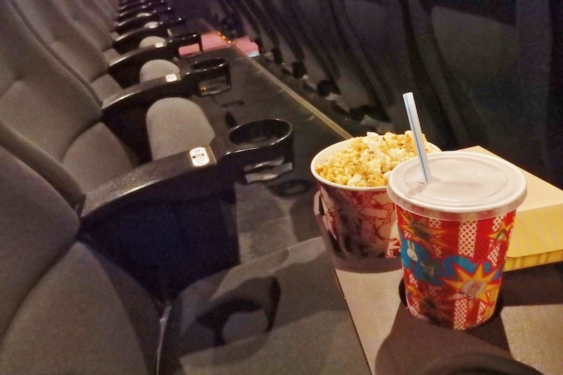 映画館の椅子と飲み物、ポップコーン