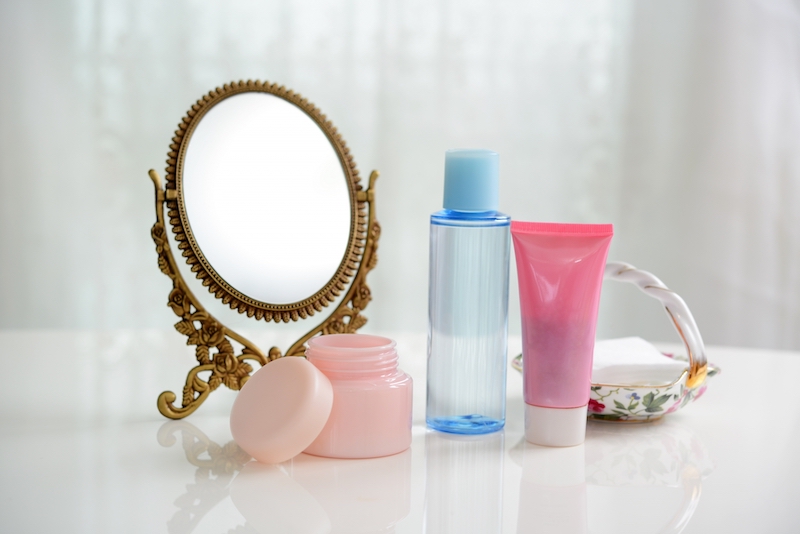 鏡と基礎化粧品