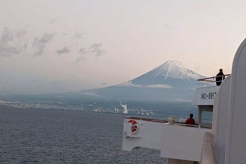 目覚めて外を見ると、富士山の絶景が！