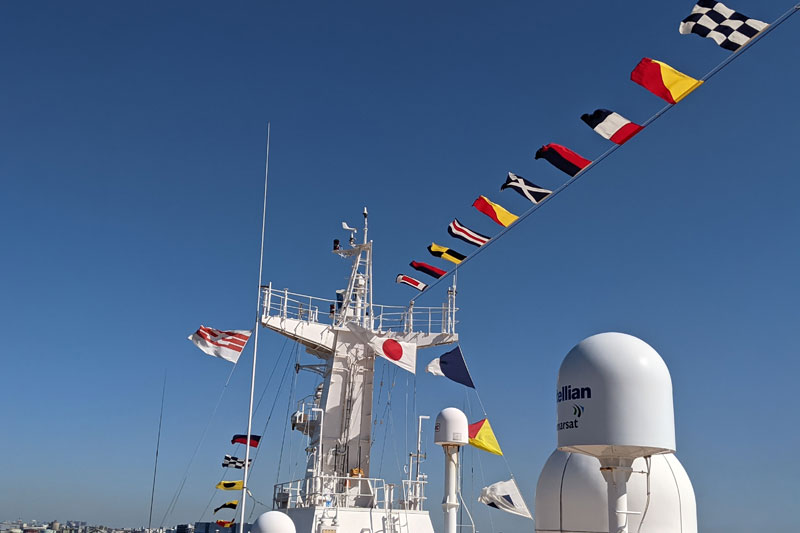 30周年ということで、横浜へ帰港時にはお国際信号旗が掲揚される満船飾（まんせんしょく）を実施