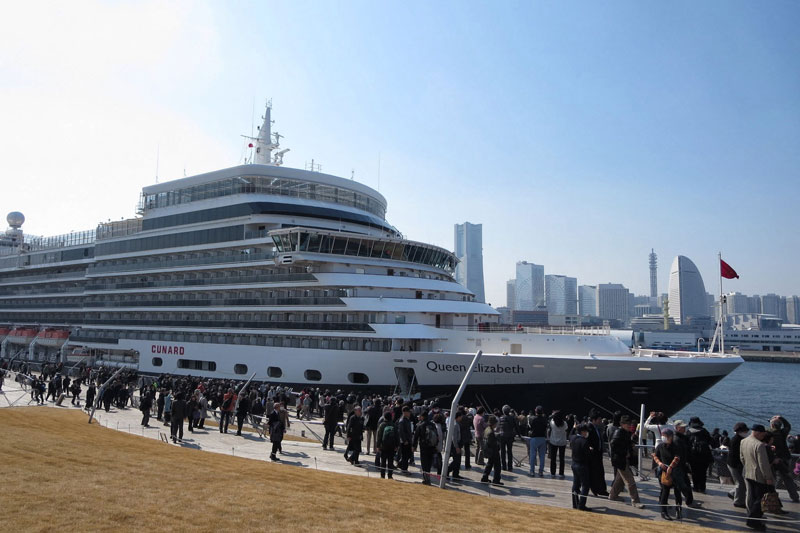 憧れの客船クイーンエリザベスは、来年（2022年）の日本発着クルーズの中止を発表。次回は2023年春の予定（写真は2014年に横浜へ入港したクィーンエリザベスと見学者）