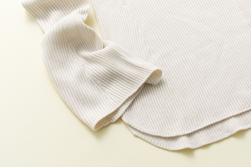 3Dリブハイネックセーター（長袖）の白の袖口