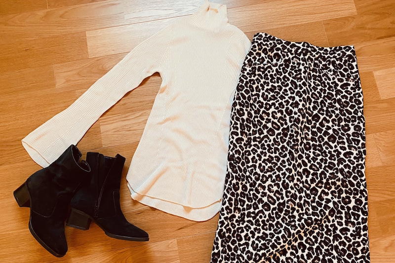 ユニクロの3Dリブハイネックセーター（長袖）の白とヒョウ柄のスカートと黒のショートブーツが置いてある