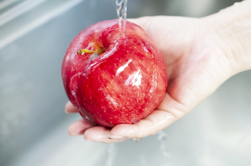 りんごを水で洗っている