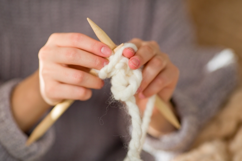 編み物をしている手元