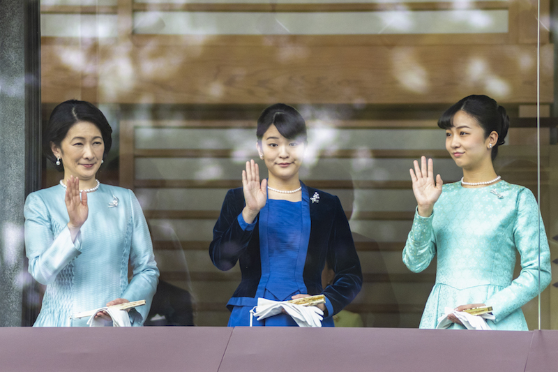 2020年1月2日に行われた令和初の新年一般参賀で手を振る秋篠宮家の女性皇族方