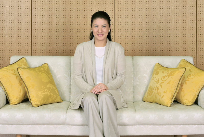 2013年ベージュのガウンに白のインナーというシンプルな装いの雅子さまがソファに腰掛けている